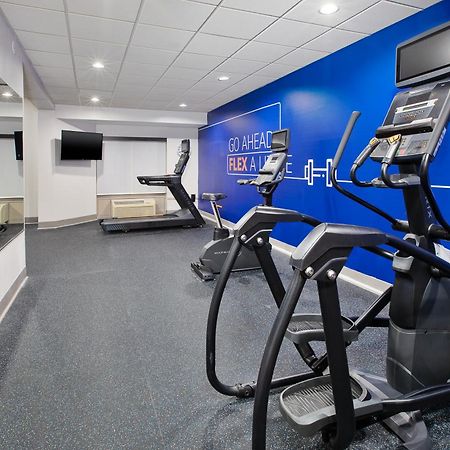 Holiday Inn Express & Suites Milwaukee Nw - Park Place By Ihg מראה חיצוני תמונה
