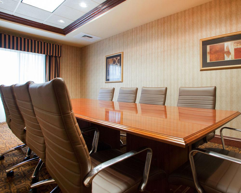 Holiday Inn Express & Suites Milwaukee Nw - Park Place By Ihg מראה חיצוני תמונה