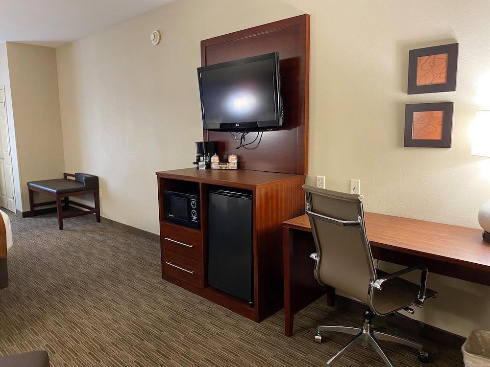 Holiday Inn Express & Suites Milwaukee Nw - Park Place By Ihg מראה חיצוני תמונה