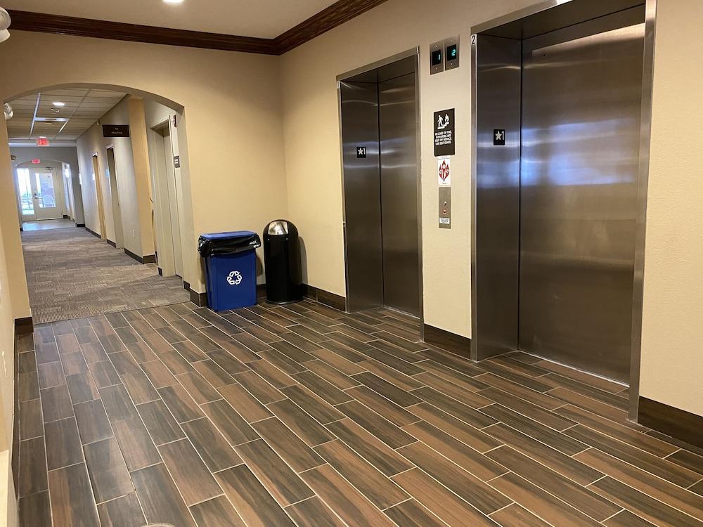 Holiday Inn Express & Suites Milwaukee Nw - Park Place By Ihg מראה חיצוני תמונה