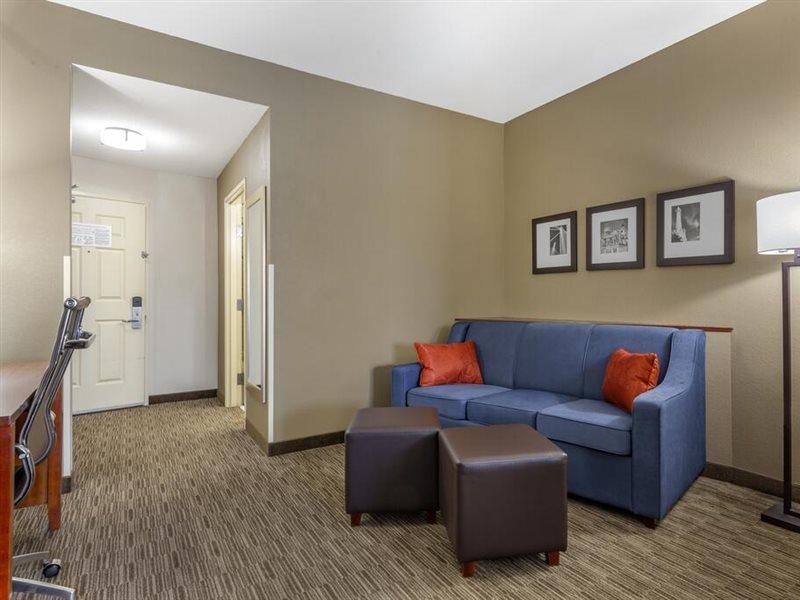 Holiday Inn Express & Suites Milwaukee Nw - Park Place By Ihg מראה חיצוני תמונה