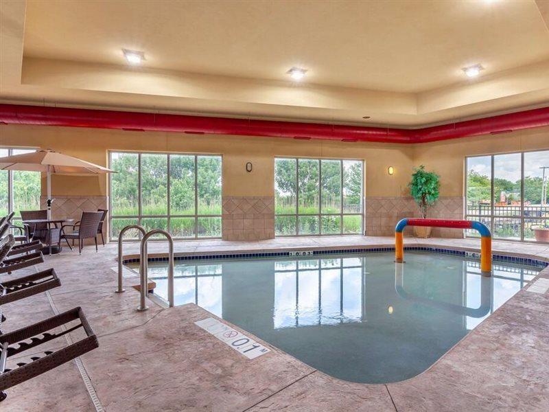 Holiday Inn Express & Suites Milwaukee Nw - Park Place By Ihg מראה חיצוני תמונה