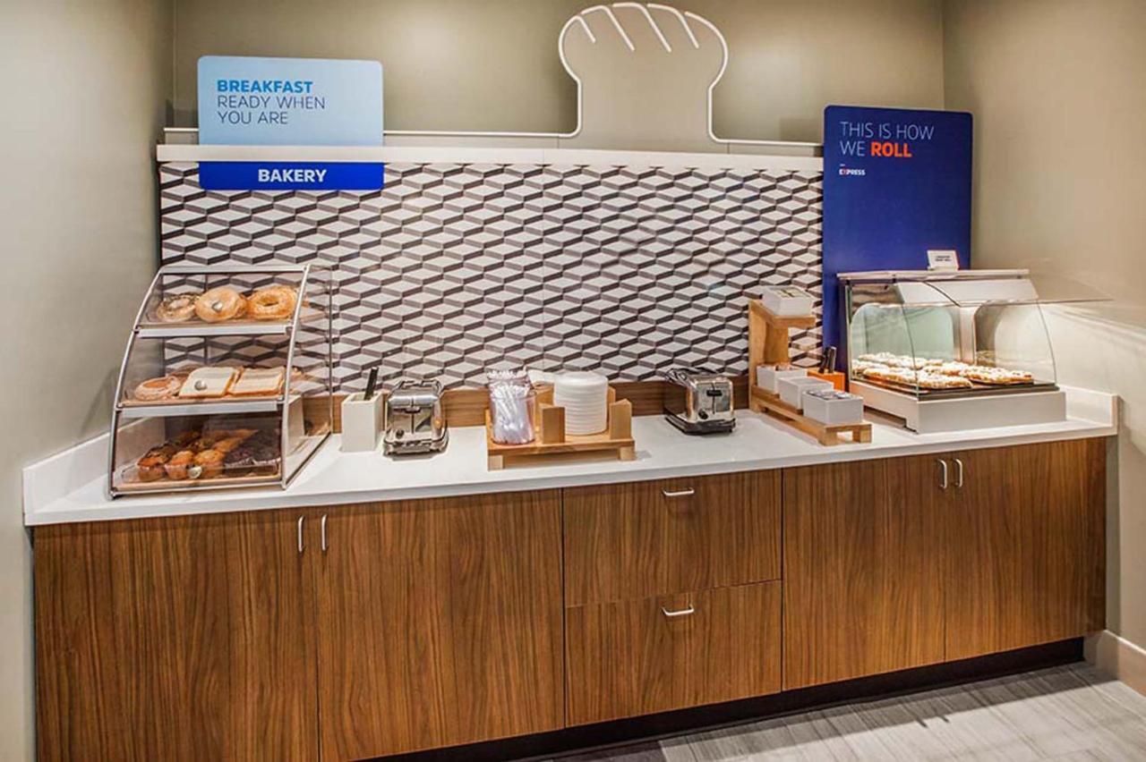 Holiday Inn Express & Suites Milwaukee Nw - Park Place By Ihg מראה חיצוני תמונה