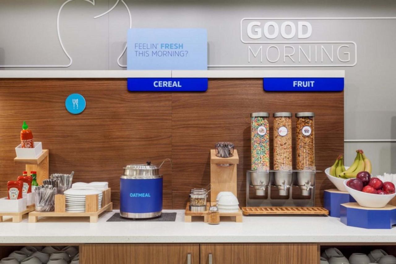 Holiday Inn Express & Suites Milwaukee Nw - Park Place By Ihg מראה חיצוני תמונה