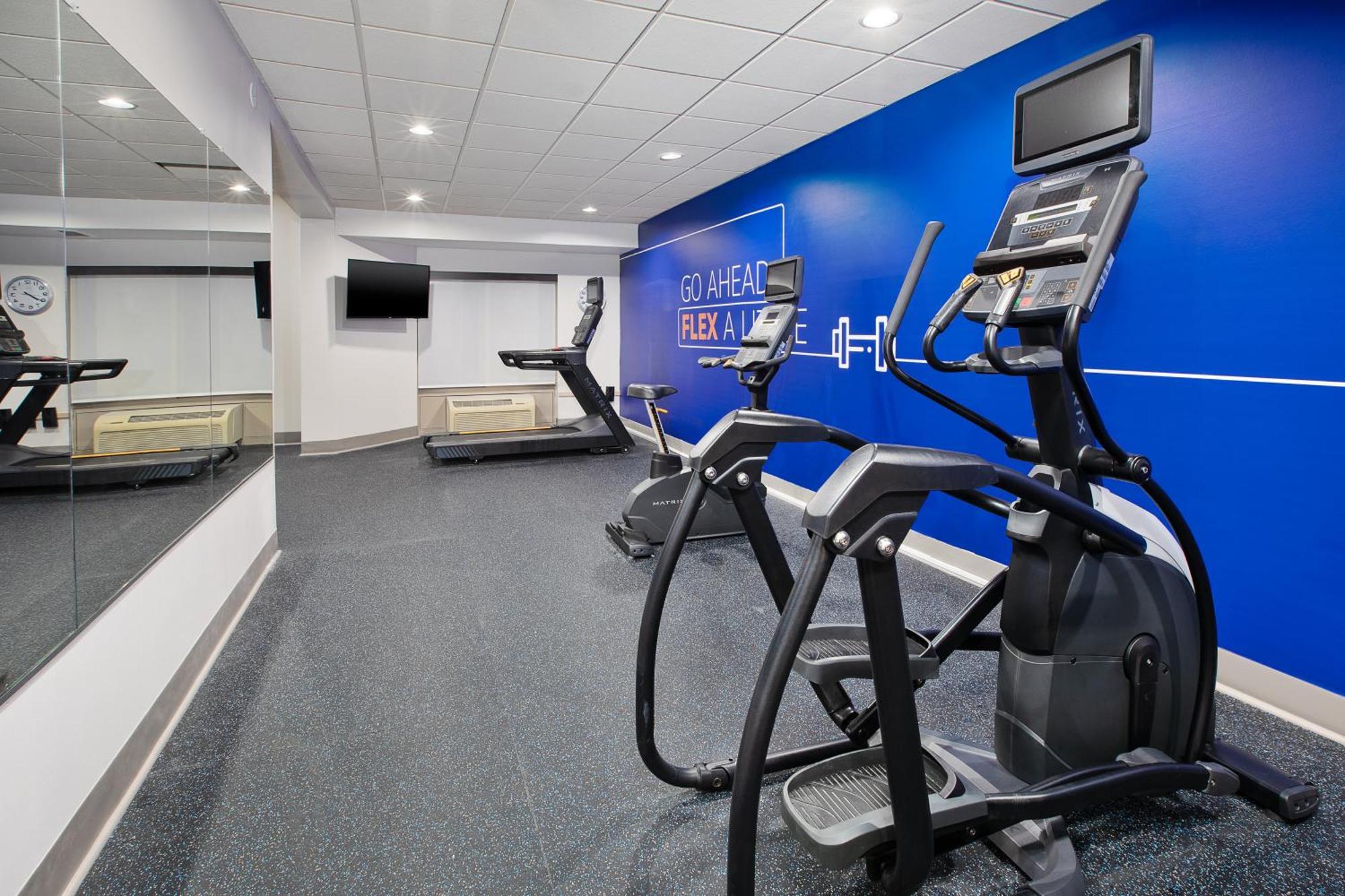 Holiday Inn Express & Suites Milwaukee Nw - Park Place By Ihg מראה חיצוני תמונה