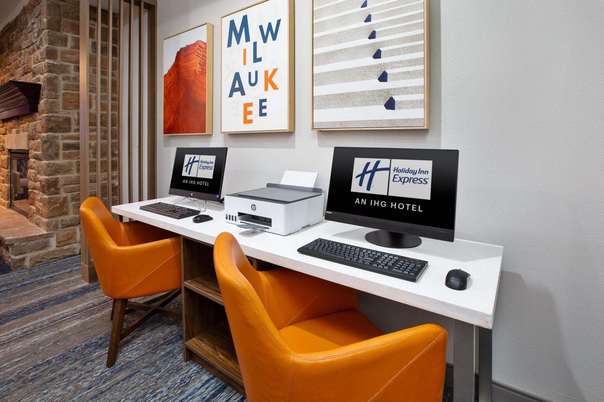 Holiday Inn Express & Suites Milwaukee Nw - Park Place By Ihg מראה חיצוני תמונה