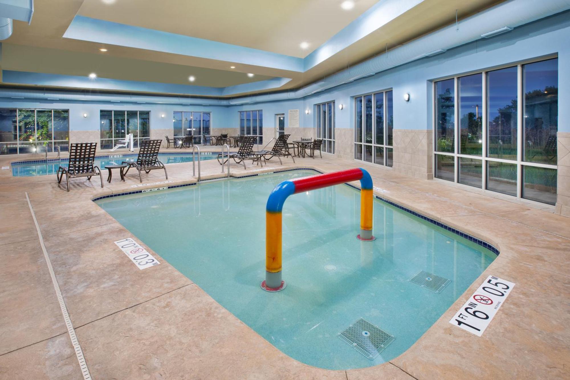 Holiday Inn Express & Suites Milwaukee Nw - Park Place By Ihg מראה חיצוני תמונה
