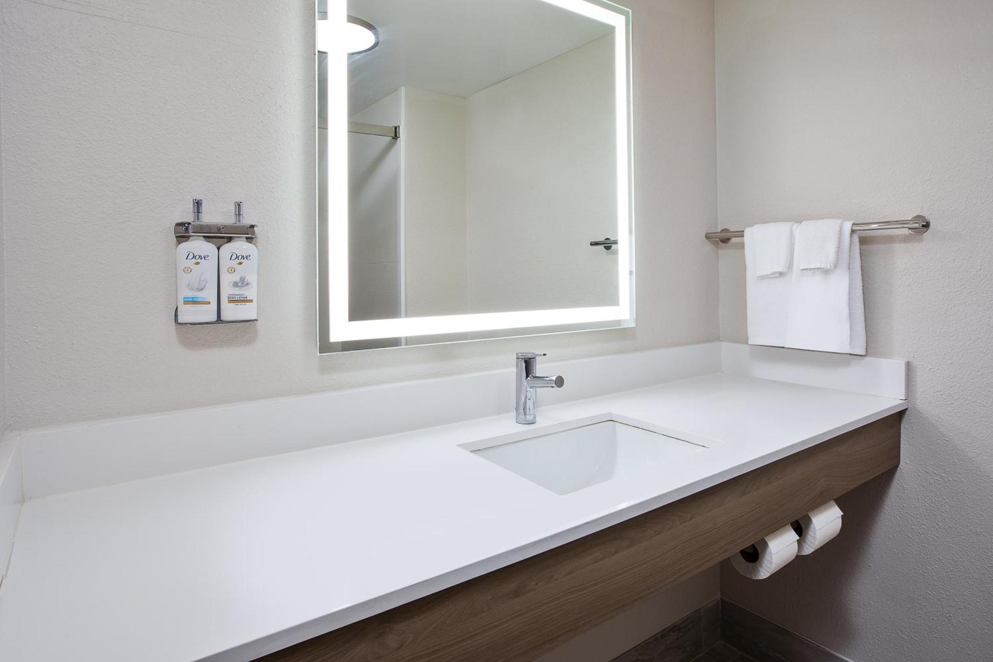 Holiday Inn Express & Suites Milwaukee Nw - Park Place By Ihg מראה חיצוני תמונה