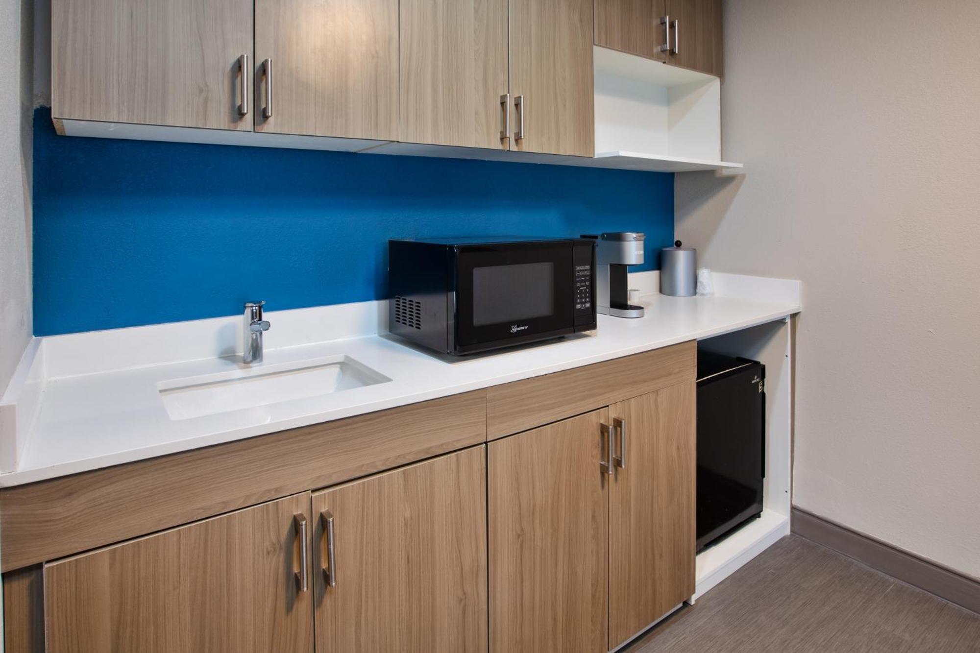 Holiday Inn Express & Suites Milwaukee Nw - Park Place By Ihg מראה חיצוני תמונה