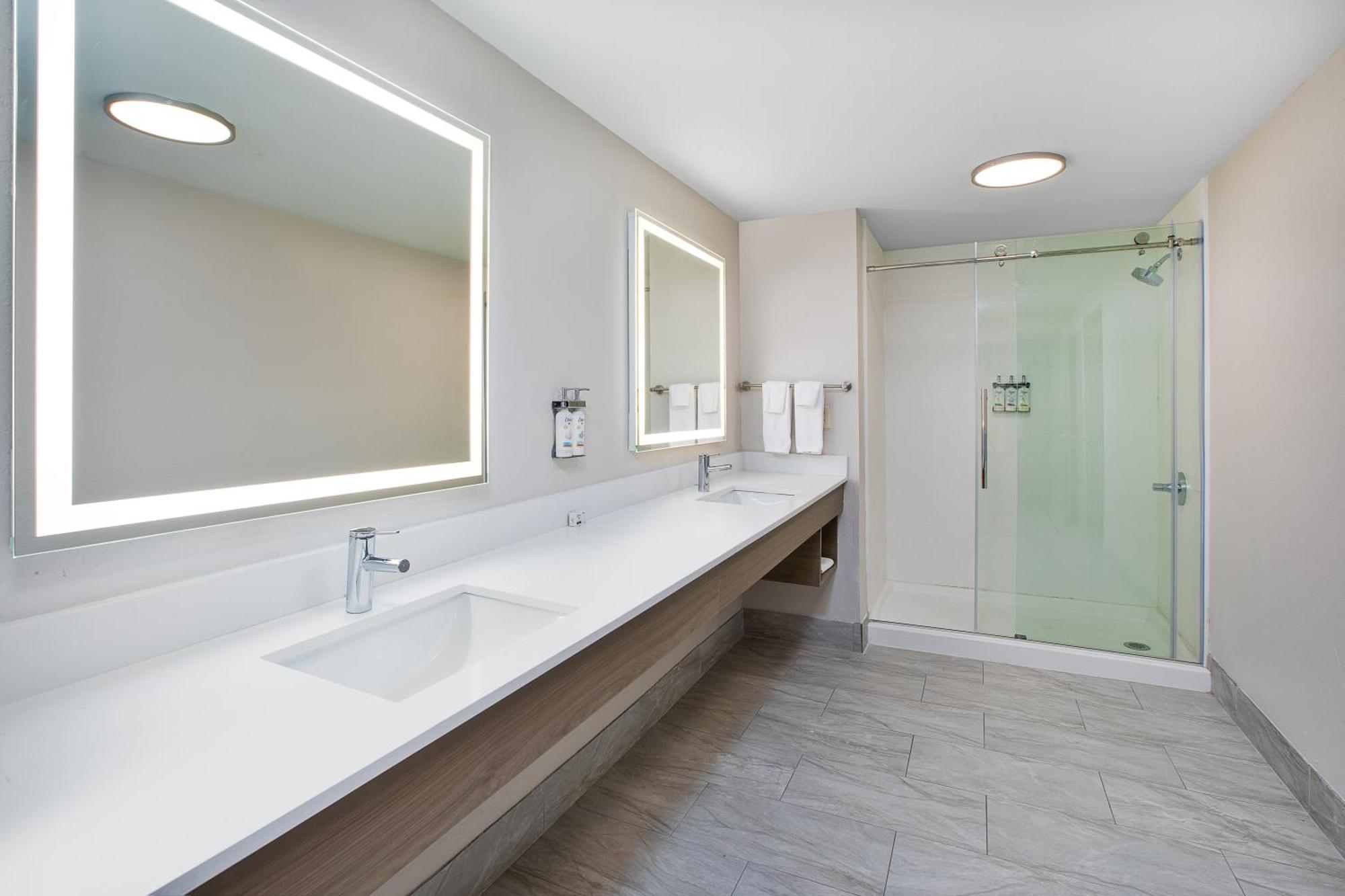 Holiday Inn Express & Suites Milwaukee Nw - Park Place By Ihg מראה חיצוני תמונה