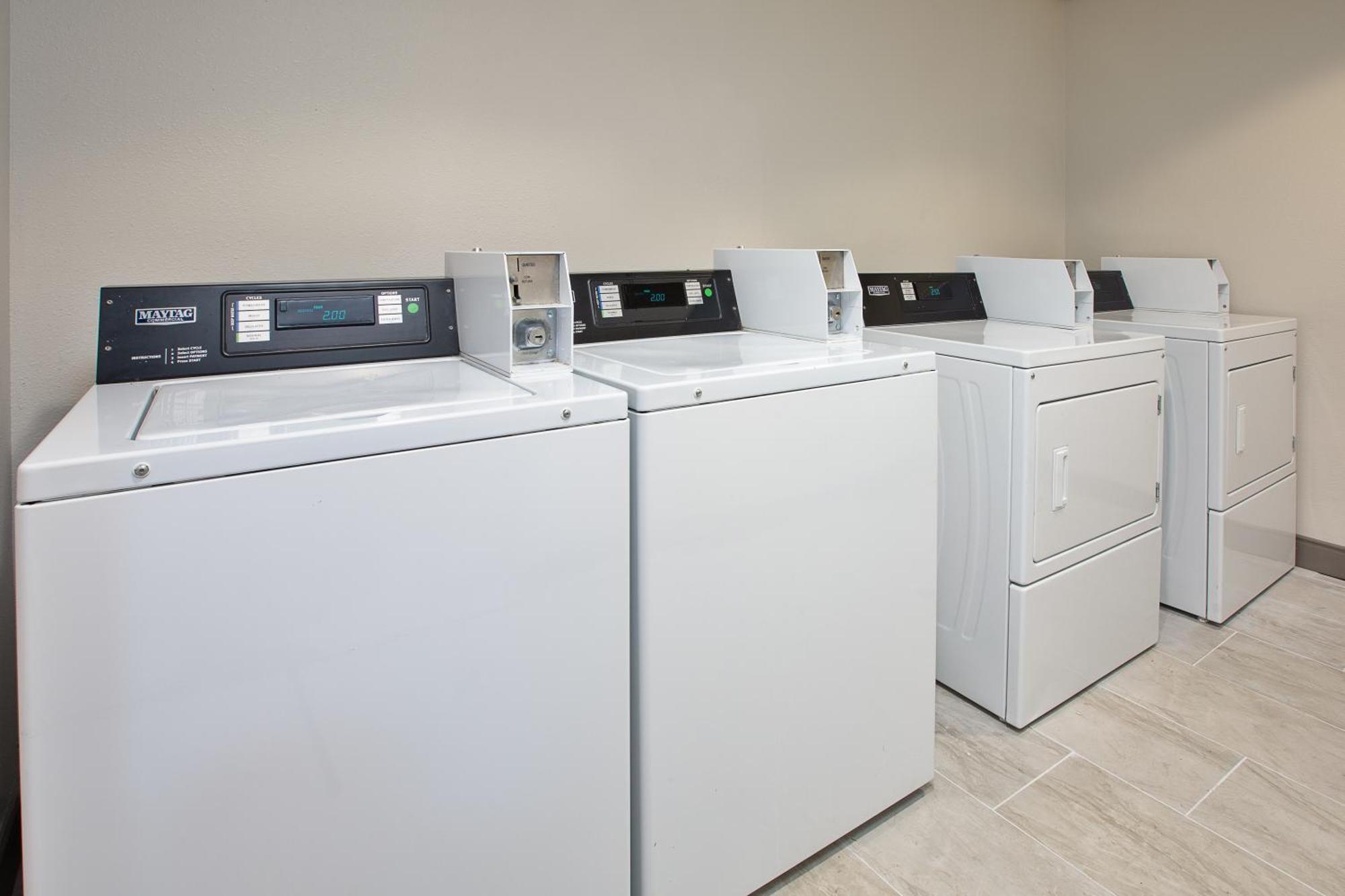 Holiday Inn Express & Suites Milwaukee Nw - Park Place By Ihg מראה חיצוני תמונה