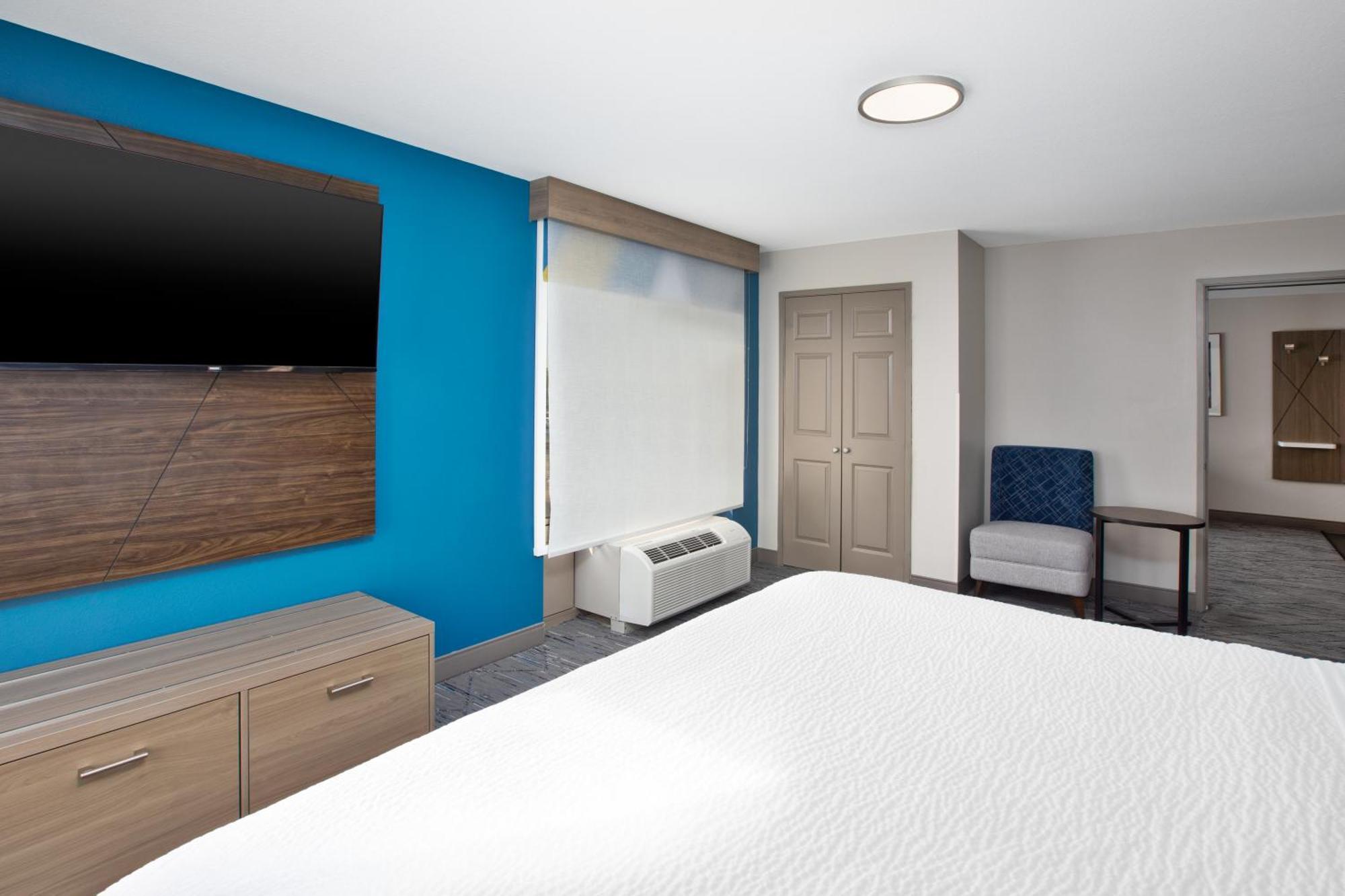 Holiday Inn Express & Suites Milwaukee Nw - Park Place By Ihg מראה חיצוני תמונה