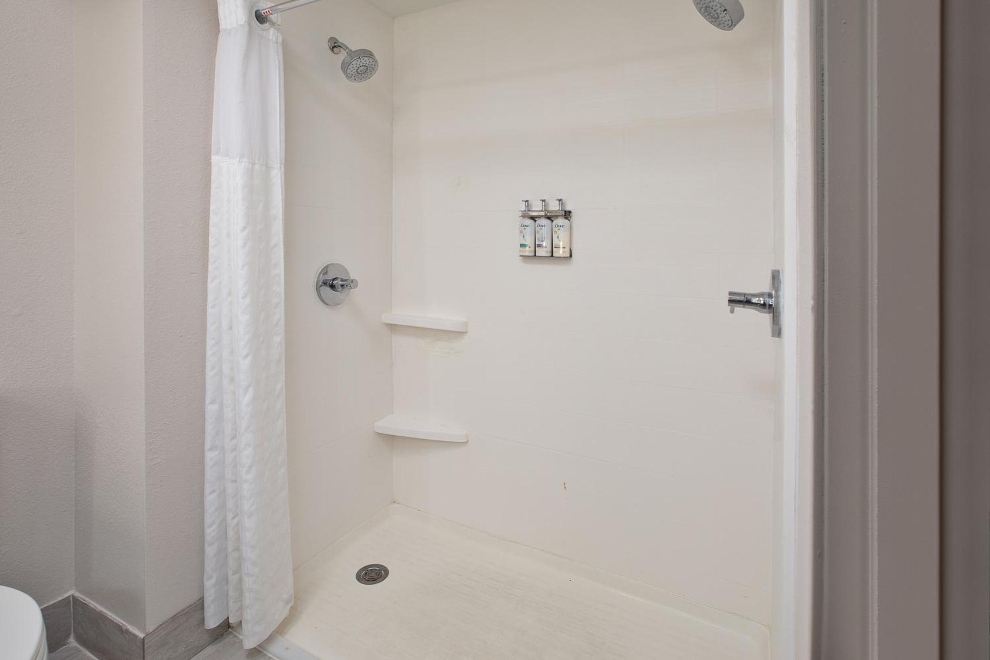Holiday Inn Express & Suites Milwaukee Nw - Park Place By Ihg מראה חיצוני תמונה
