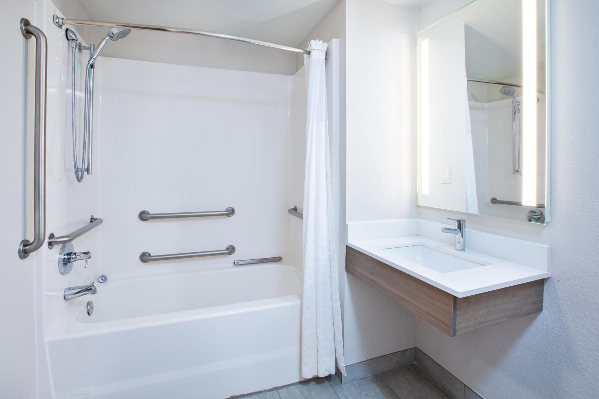 Holiday Inn Express & Suites Milwaukee Nw - Park Place By Ihg מראה חיצוני תמונה