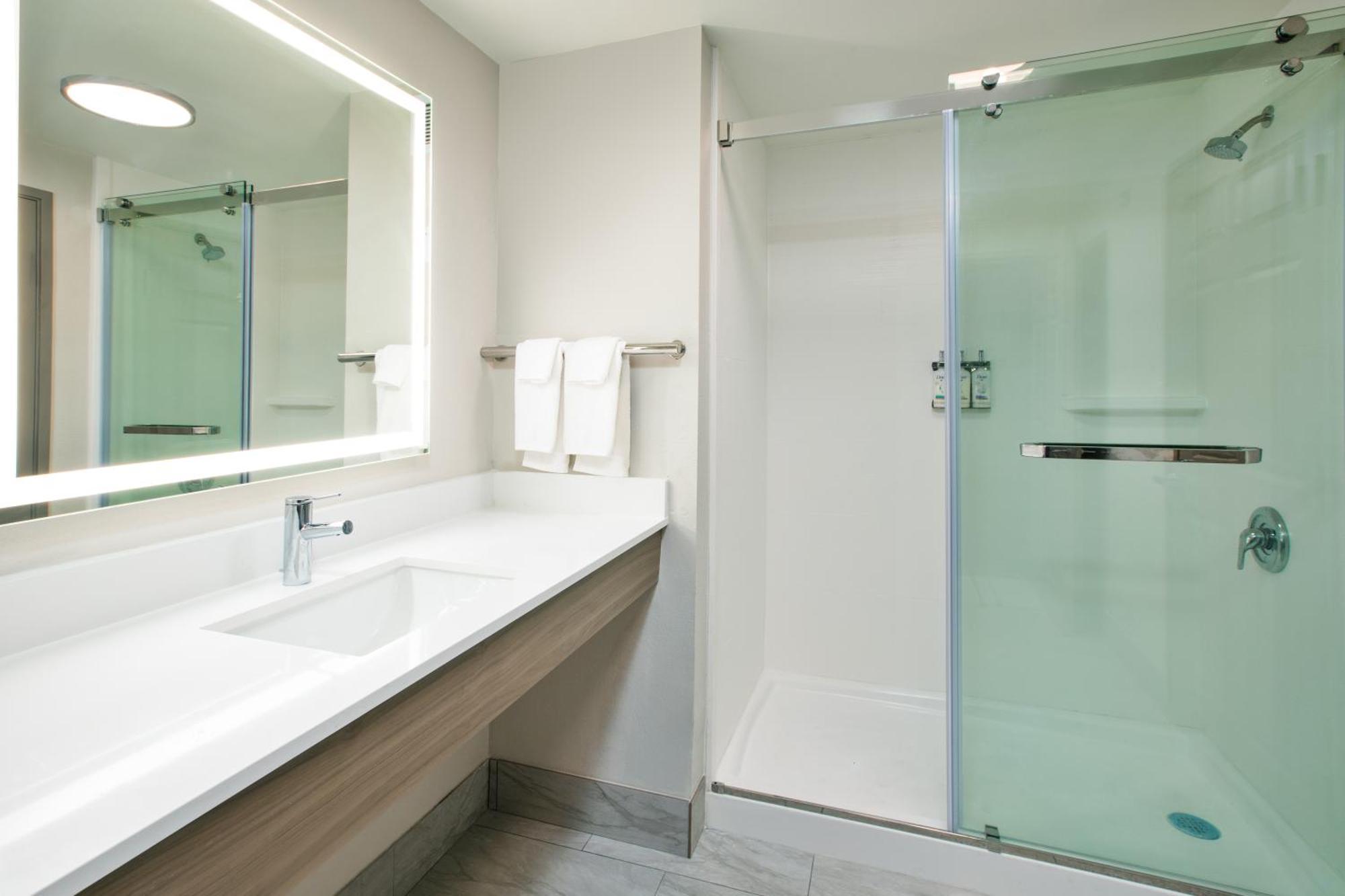 Holiday Inn Express & Suites Milwaukee Nw - Park Place By Ihg מראה חיצוני תמונה