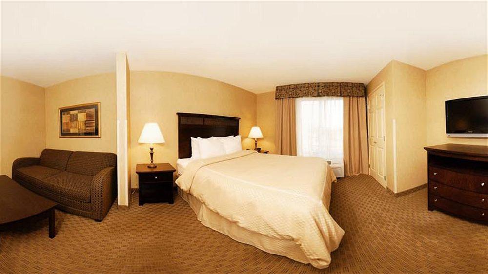 Holiday Inn Express & Suites Milwaukee Nw - Park Place By Ihg מראה חיצוני תמונה