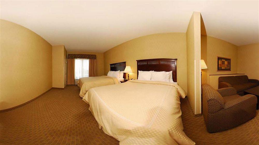 Holiday Inn Express & Suites Milwaukee Nw - Park Place By Ihg מראה חיצוני תמונה