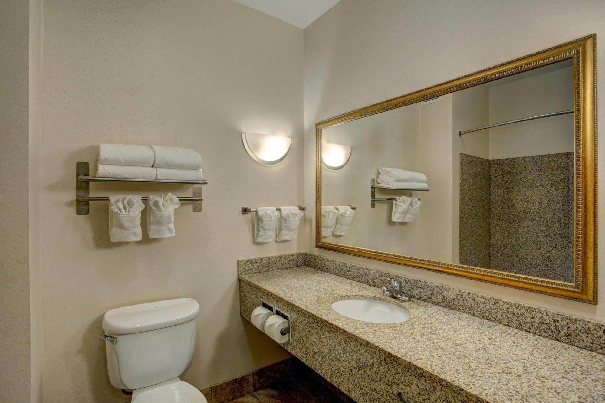 Holiday Inn Express & Suites Milwaukee Nw - Park Place By Ihg מראה חיצוני תמונה