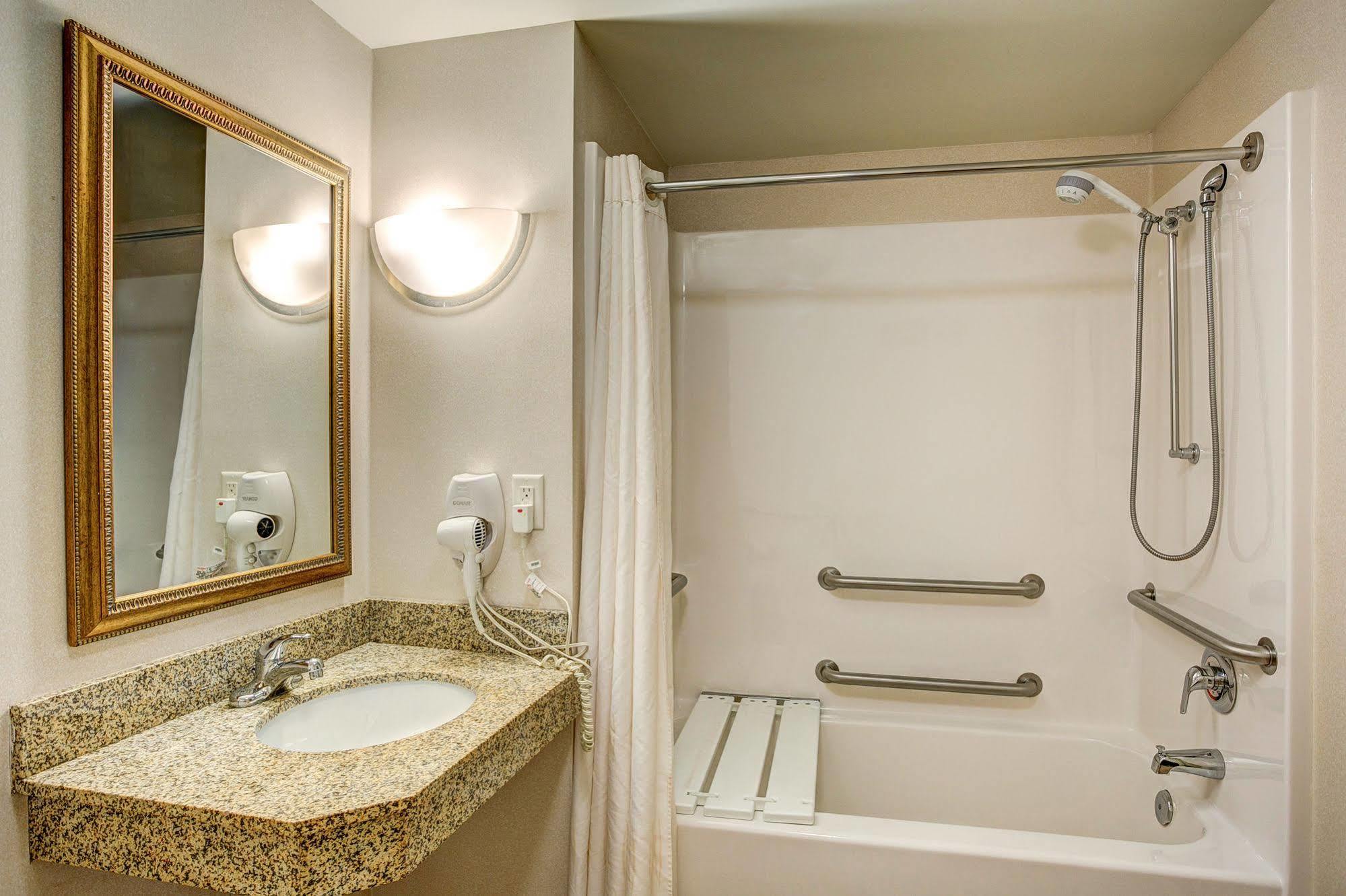 Holiday Inn Express & Suites Milwaukee Nw - Park Place By Ihg מראה חיצוני תמונה