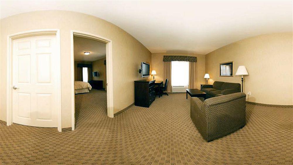 Holiday Inn Express & Suites Milwaukee Nw - Park Place By Ihg מראה חיצוני תמונה