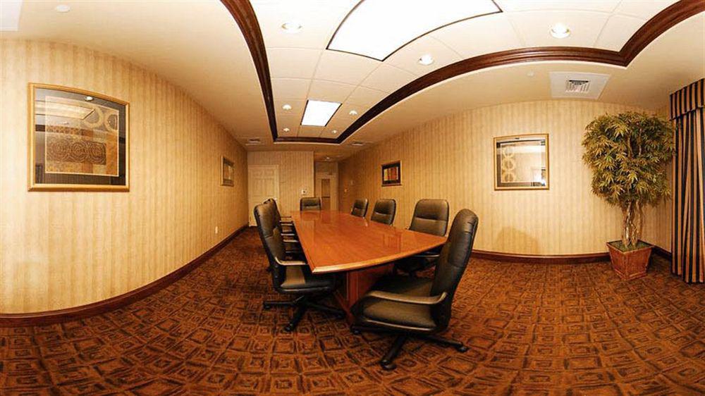 Holiday Inn Express & Suites Milwaukee Nw - Park Place By Ihg מראה חיצוני תמונה